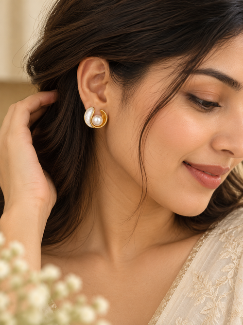Shell Pearl Stud Earring